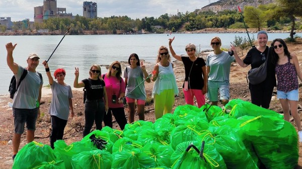 ΥΨΗΛΗ ΓΕΦΥΡΑ ΧΑΛΚΙΔΑΣ: Μάζεψαν 42 σακούλες σκουπίδια