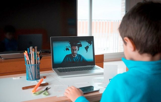 ΠΑΜΕ: Το σχέδιο του Υπουργείου Παιδείας για την υποχρεωτική σύγχρονη τηλεκπαίδευση έμεινε στο…. Connecting