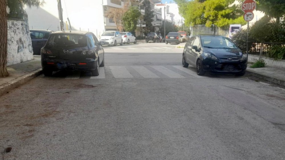 ΧΑΛΚΙΔΑ: Τέλειος συγχρονισμός ...γαϊδουριών στο παράνομο παρκάρισμα στη διάβαση πεζών