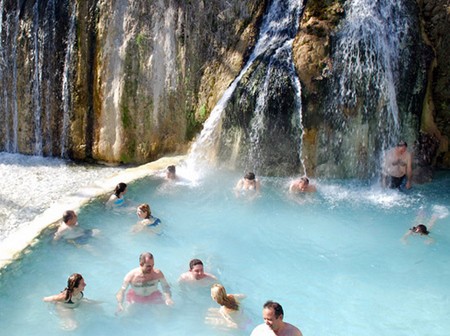 Μαϊμού-λουτροθεραπείες στην Αιδηψό!