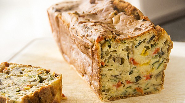Αλμυρό κέικ με ελιές και πιπεριές