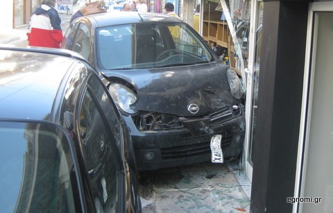 Τρομακτική σύγκρουση στην οδό Κακαρά με δύο τραυματίες