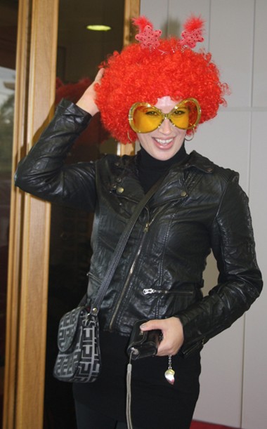 Η ρεπόρτερ με την περούκα