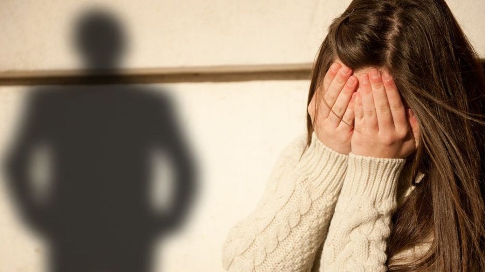 Μαρτυρία-σοκ μητέρας για παρενόχληση ανήλικης από τον γιατρό της κατασκήνωσης