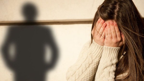 Μαρτυρία-σοκ μητέρας για παρενόχληση ανήλικης από τον γιατρό της κατασκήνωσης