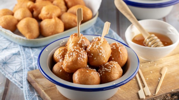 ΜΠΟΥΡΤΖΙ ΧΑΛΚΙΔΑΣ: Ο Σύλλογος Αναγέννηση κερνάει λαχταριστούς λουκουμάδες