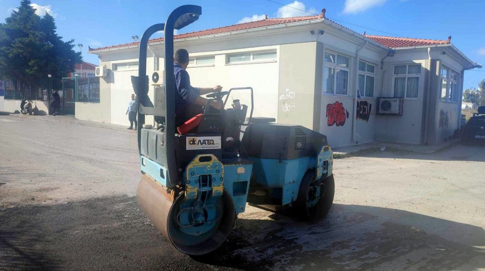ΧΑΛΚΙΔΑ - ΑΛΑΤΣΑΤΑ: Ασφαλτοστρώθηκε η οδός μπροστά από το 18ο Δημοτικό σχολείο
