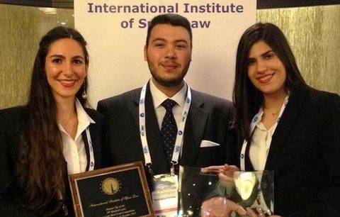 Δεύτερη στον κόσμο η Νομική Αθήνας σε διεθνή διαγωνισμό εικονικής δίκης