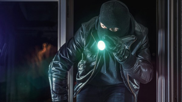 Ωρωπός: Πέντε κουκουλοφόροι σκόρπισαν τον τρόμο στον αδερφό του Χανταμπάκη και τη σύζυγό του