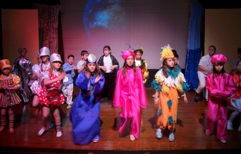 Τύμπανο, τρομπέτα και κόκκινα κουφέτα