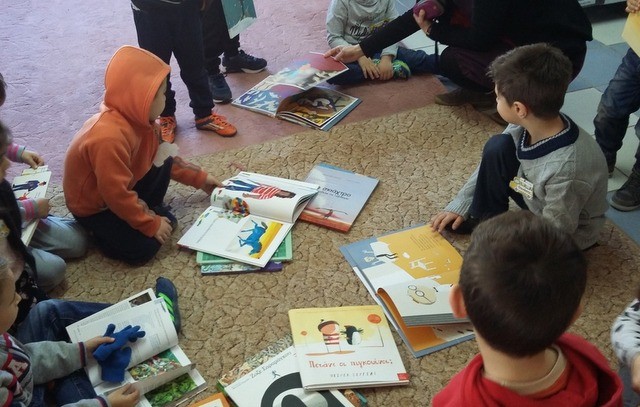 Αποκριάτικη ατμόσφαιρα και ένας παρδαλός ελέφαντας στη Βιβλιοθήκη Καθενών