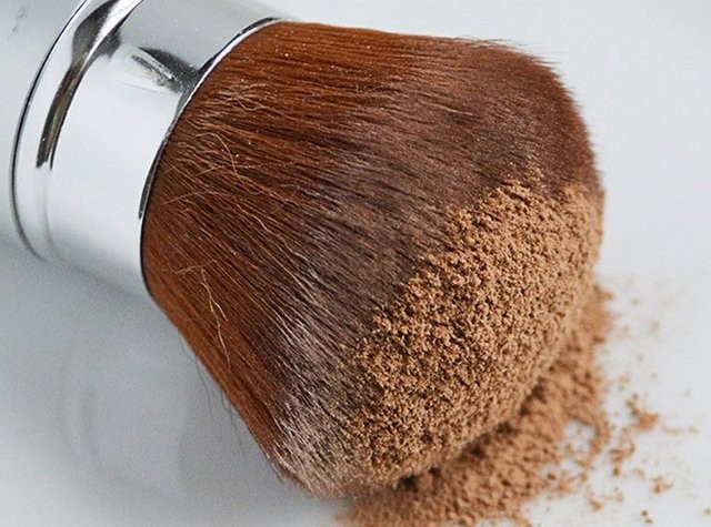 Δεν είναι πούδρα, αλλά ξηρό σαμπουάν!