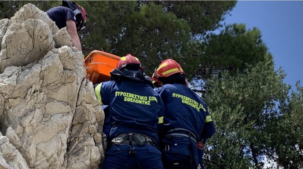 ΦΥΛΛΑ ΧΑΛΚΙΔΑΣ: Επιχείρηση διάσωσης βοσκού που έπεσε σε χαράδρα 15 μέτρων