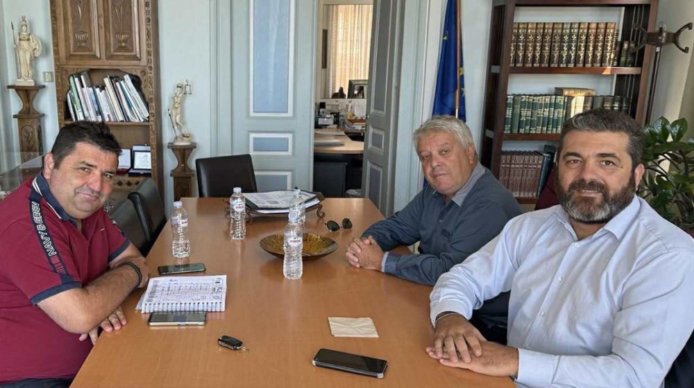 ΔΗΜΟΣ ΜΑΛΙΑΝ: Τα είπαν με τον δήμαρχο για τις μοβ μέδουσες