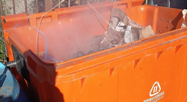 ΜΟΝΟΔΡΙ: Πήρε φωτιά κάδος αποριμμάτων