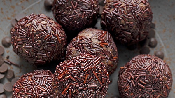 Τρουφάκια με μέλι, καρύδια και κανέλα