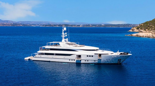 ΦΩΤΙΑ ΣΤΗΝ ΥΔΡΑ: Συνελήφθησαν 13 επιβάτες της θαλαμηγού από όπου έριξαν τα πυροτεχνήματα