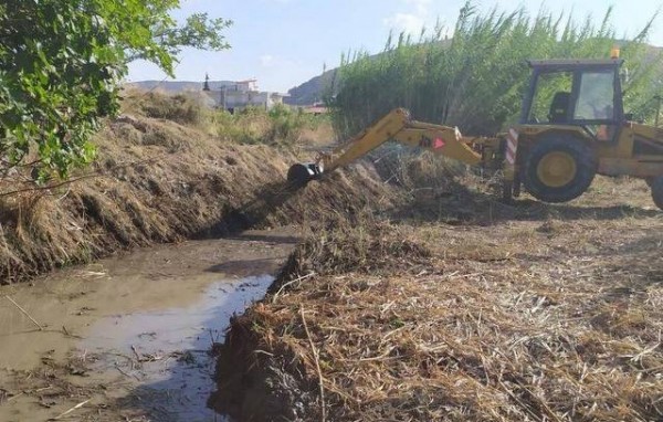 ΧΑΛΚΙΔΑ: Καθαρίζουν τα κανάλια στη Λιανή Άμμο και στην περιοχή του Δοκού