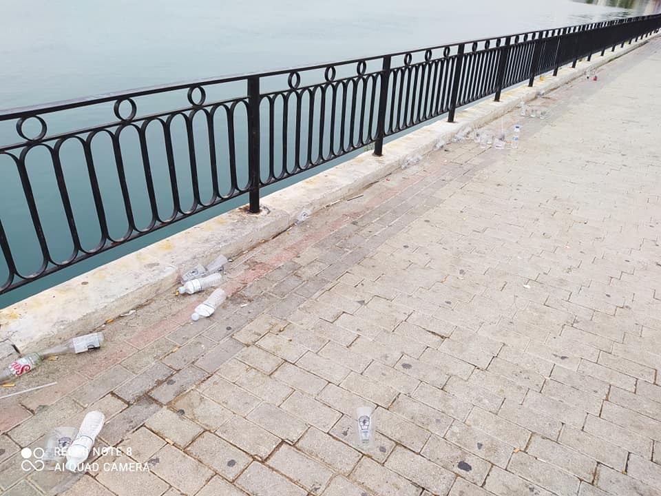 Γεμάτη με σκουπίδια η παραλία Χαλκίδας (ΦΩΤΟ)