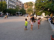 Aγανακτισμένοι μπόμπιρες στην πλατεία Aγ. Nικολάου