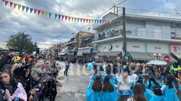 ΚΑΡΝΑΒΑΛΙ ΑΜΑΡΥΝΘΟΥ: Οι θεατές σκαρφάλωσαν μέχρι και στα μπαλκόνια!