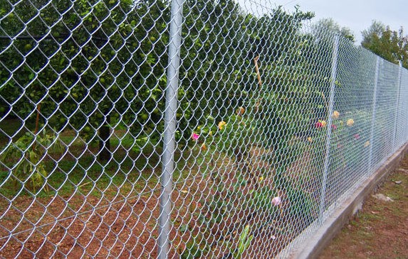 ΑΠΙΣΤΕΥΤΟ: Έκλεψαν την περίφραξη από χωράφι και την φόρτωσαν σε φορτηγό