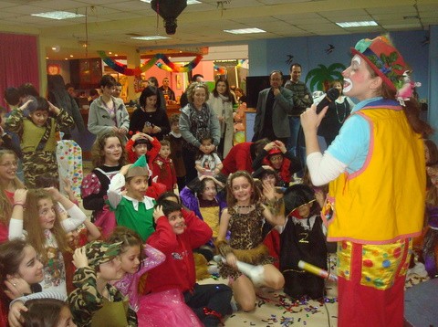 Ξεφάντωσαν με κλόουν τα παιδιά των δασκάλων