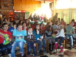 Τα παιδιά διασκέδασαν με καραγκιόζη