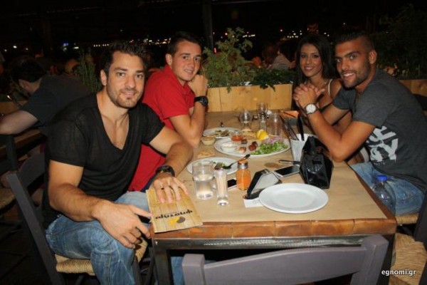 Μία κούκλα ανάμεσά τους