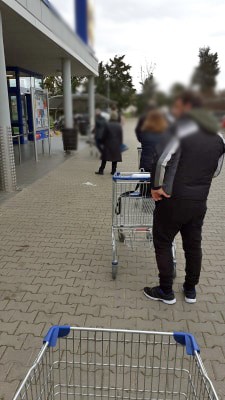 ΒΑΣΙΛΙΚΟ: Με σεκιούριτι και ευλαβικές αποστάσεις η είσοδος στα super market