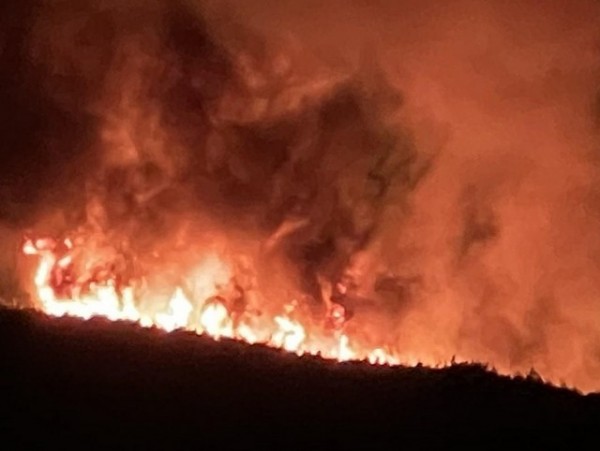 Η στιγμή που ρίχνουν φωτοβολίδα και ξεκινά νέα φωτιά στην Κερατέα (VIDEO)