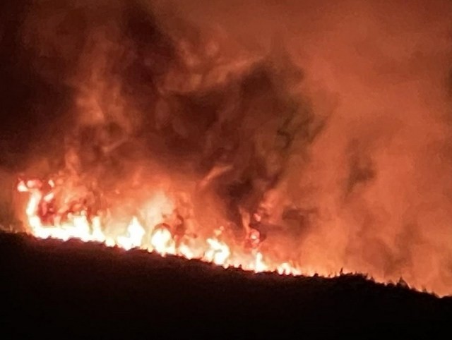 Η στιγμή που ρίχνουν φωτοβολίδα και ξεκινά νέα φωτιά στην Κερατέα (VIDEO)