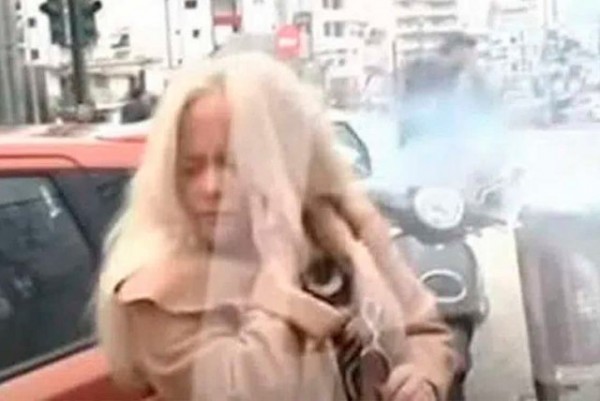 Μαθητής ρίχνει δυναμιτάκι δίπλα σε διευθύντρια τη στιγμή που μιλάει στην κάμερα (VIDEO)