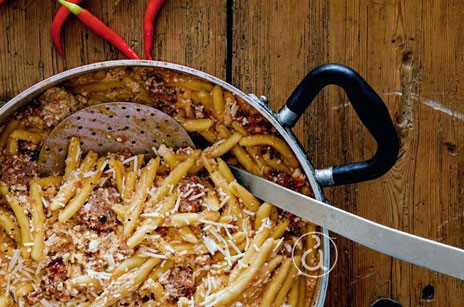 Σκιουφιχτά με κοκκινιστό κοτόπουλο