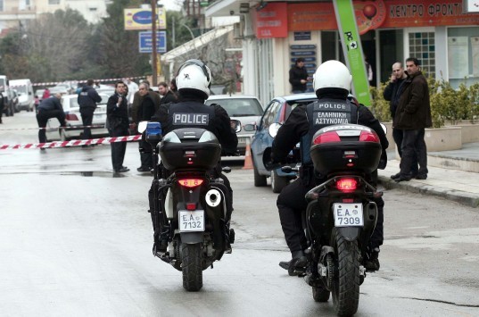 Αστυνομικός πυροβόλησε νεαρό που τον μαχαίρωσε