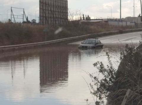 ΟΙΝΟΦΥΤΑ: Ο δρόμος έγινε ποτάμι για πολλοστή φορά