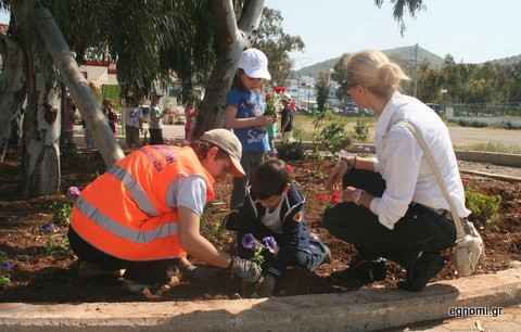 Τα παιδάκια φύτεψαν λουλούδια στο πάρκο του Λαού