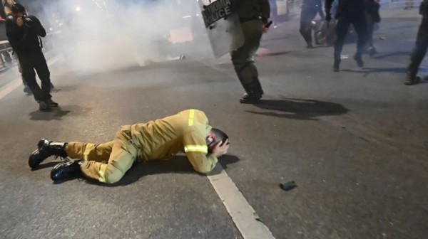 ΕΙΚΟΝΕΣ ΝΤΡΟΠΗΣ: Ξύλο και δακρυγόνα από τα ΜΑΤ στους πυροσβέστες που έκαναν κατάληψη στο υπουργείο (VIDEO)