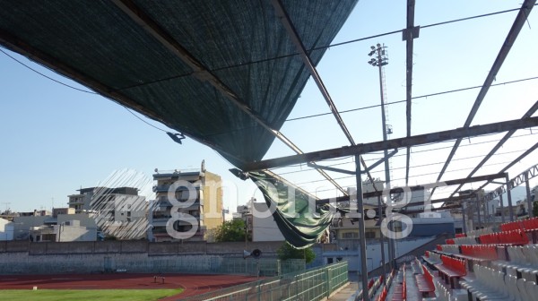 ΣΤΑΔΙΟ ΧΑΛΚΙΔΑΣ: Η Δημοτική αρχή βάπτισε σκέπαστρο το ελαιόπανο, δεν το μάζεψε και κρέμεται σαν κουρελόπανο