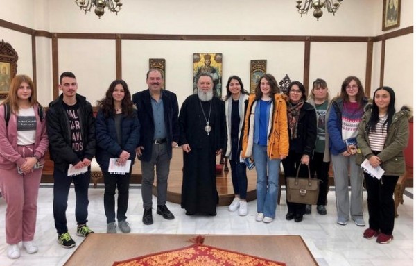 Μαθητές του Λυκείου Βασιλικού μάζεψαν χρήματα και τα πρόσφεραν στη Μητρόπολη