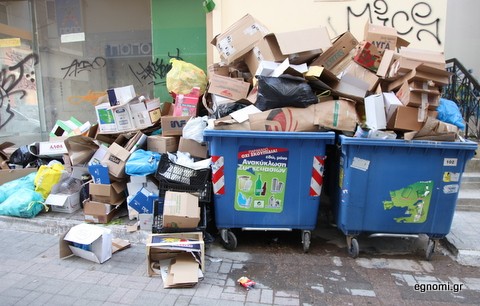 Βουνά τα σκουπίδια στη Χαλκίδα μετά από τρεις μέρες απεργία
