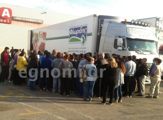 ΧΑΛΚΙΔΑ: Διανομή τροφίμων στο Πάρκο του Λαού για τους ωφελούμενους του ΤΕΒΑ