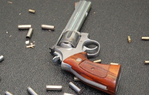 Πυροβόλησαν καταστηματάρχη