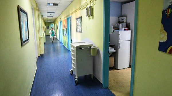 Βρέφος διακομίστηκε στο νοσοκομείο με κατάγματα και εγκαύματα