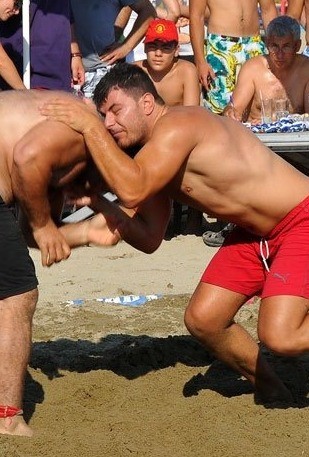 Παλεύει στην άμμο ο Κώστας Βουρδάνος