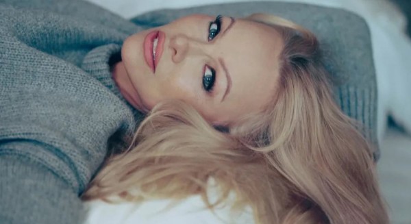 Πάμελα Άντερσον: Σχεδόν αγνώριστη στην εβδομάδα μόδας του Παρισιού