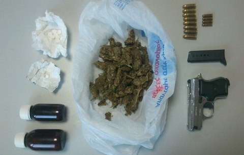 Τον έπιασαν με ναρκωτικά και πιστόλι