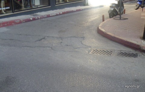 Λακούβα-παγίδα στο κέντρο της Χαλκίδας