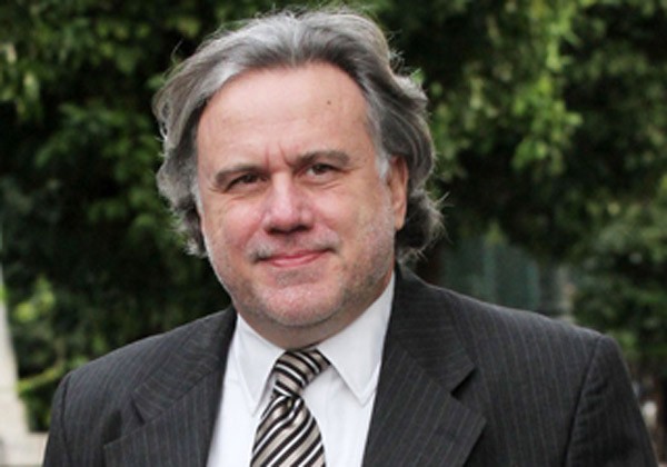 Εξαιρούν βουλευτές, δημάρχους από τη σφαγή του ασφαλιστικού