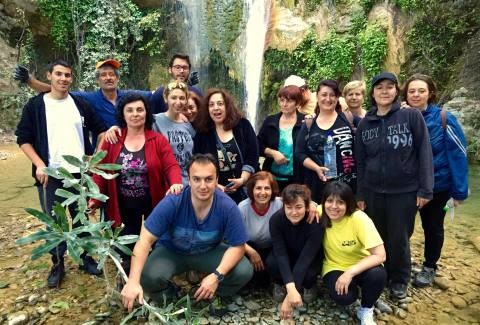 Καθάρισαν το μονοπάτι με τον καταρράκτη